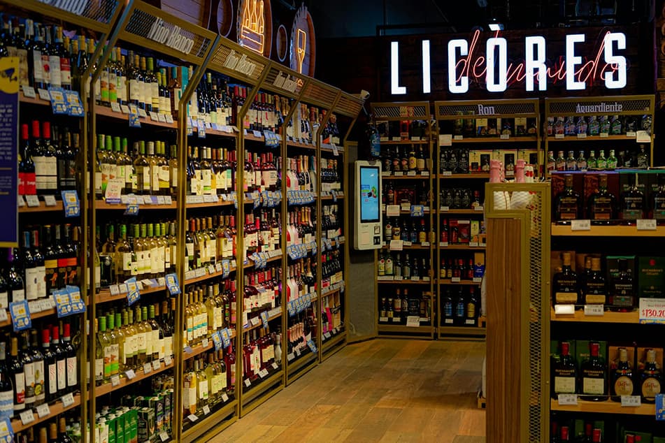 Pasillo de vinos y licores en tienda, parte del portafolio exportable coordinado por Del Bravo Trade