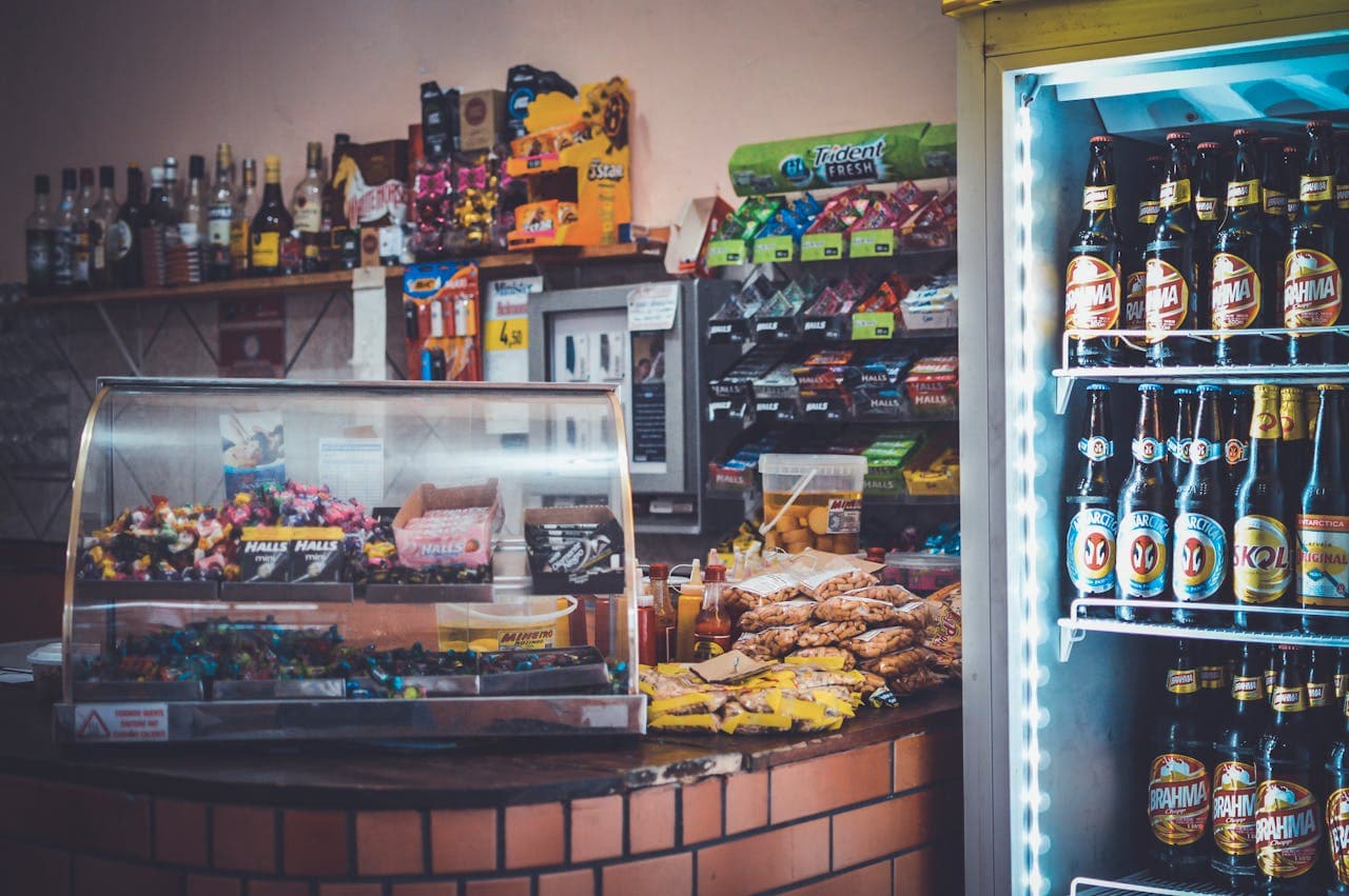 Refrigerador con bebidas y productos listos para su envío al extranjero a través de Del Bravo Trade